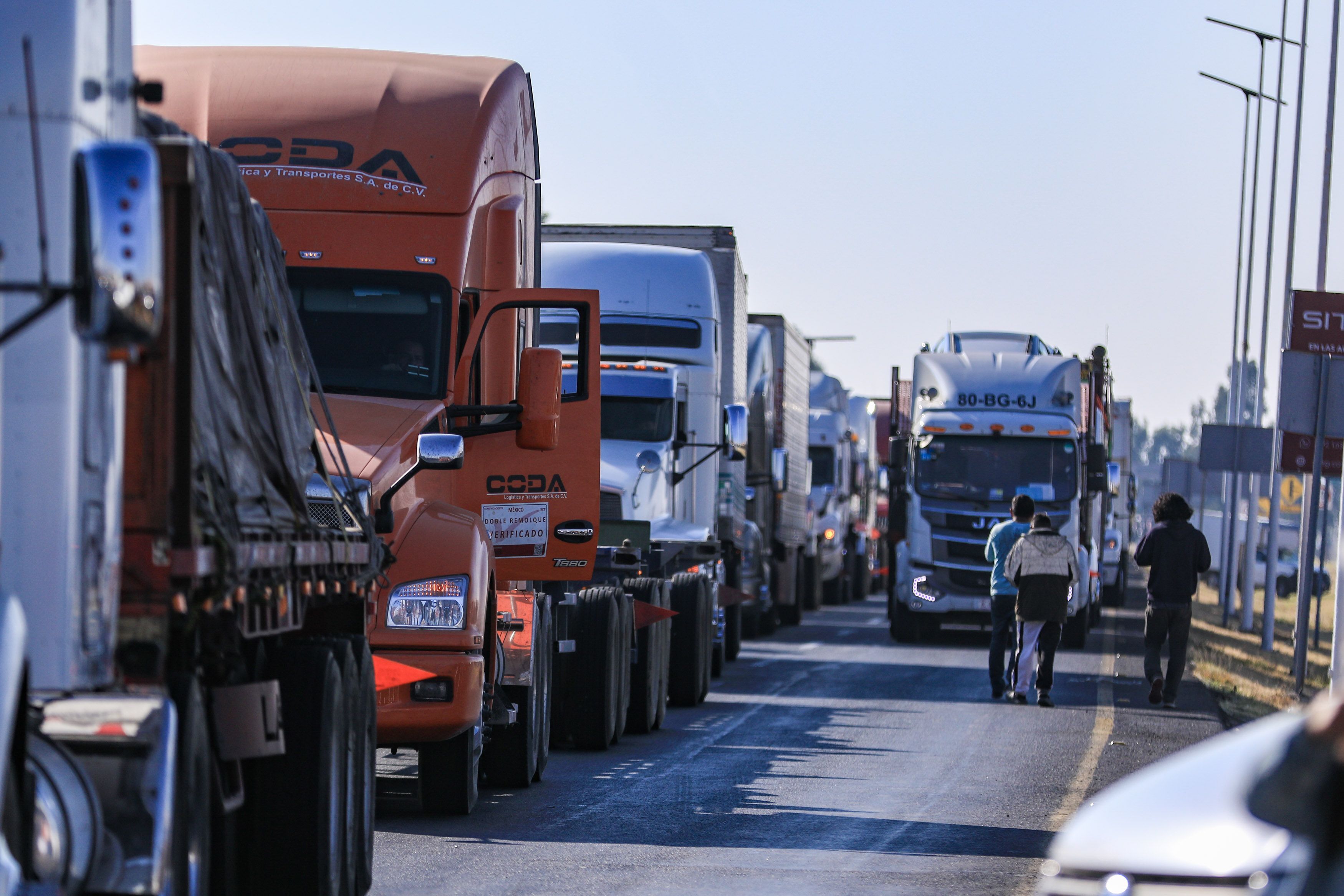 Continúan los bloqueos en cinco carreteras y autopistas federales de Jalisco