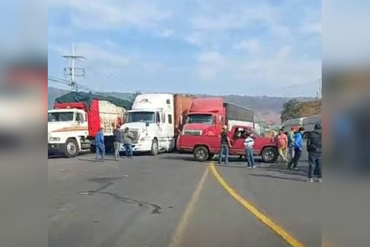 Liberan dos bloqueos en carreteras federales en Jalisco
