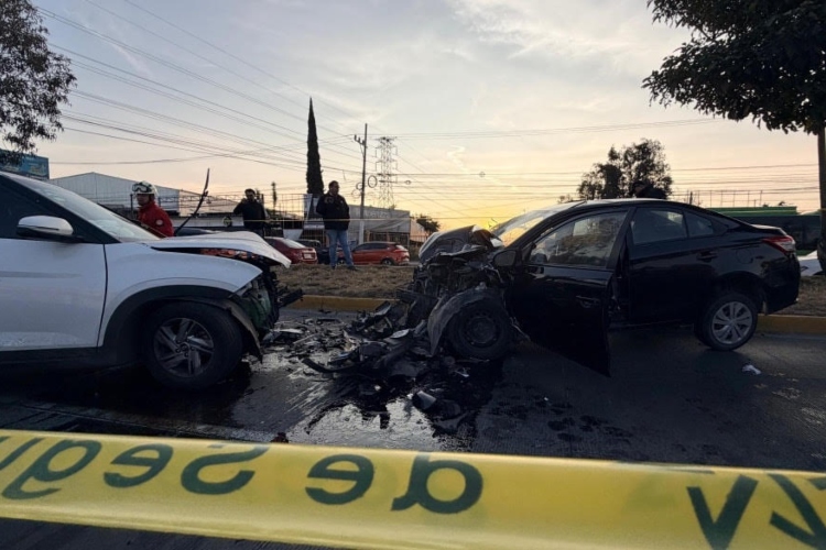 Se registra choque en carril de contraflujo