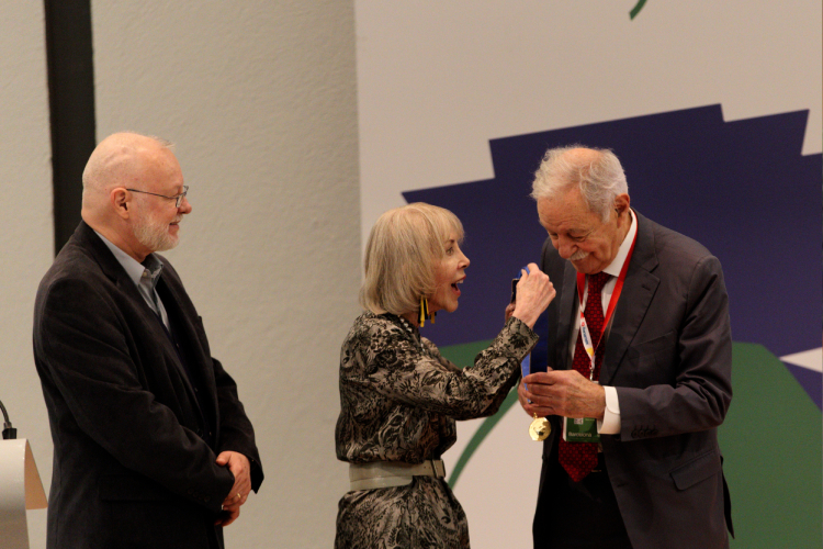 Eduardo Mendoza inaugura el Salón Carlos Fuentes en la FIL Guadalajara