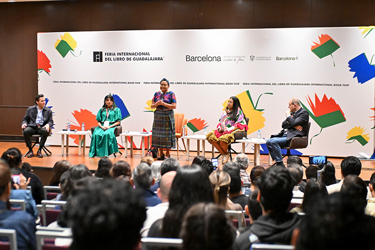 Rigoberta Menchú llama a niñas a mantener la lucha 