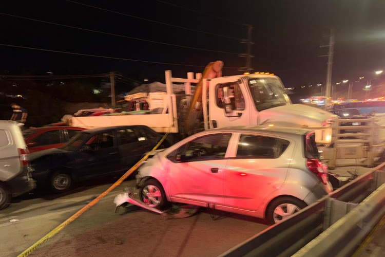 Choque múltiple en Periférico deja un menor fallecido