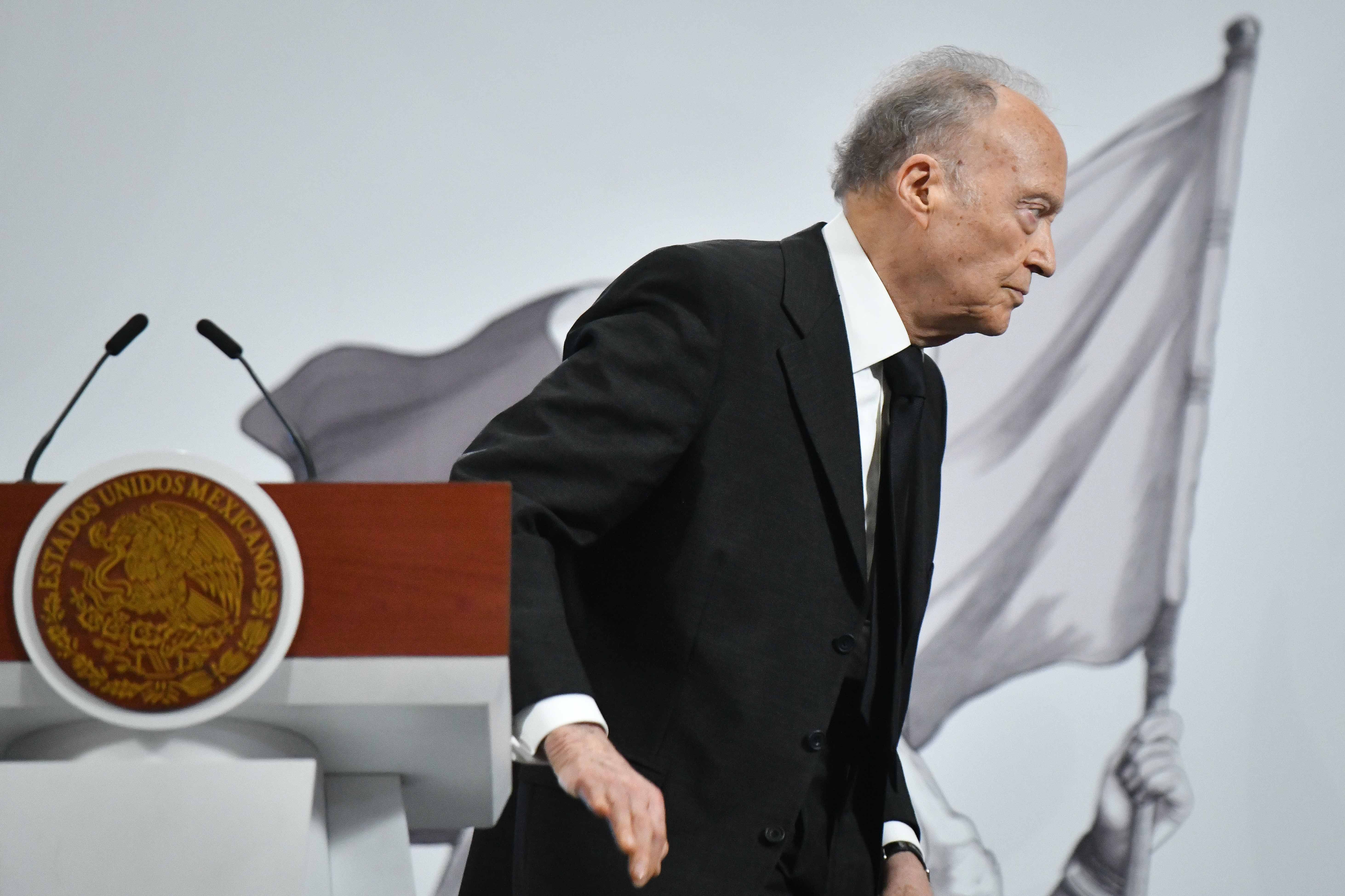 Denuncian presión política en salida de Gertz Manero