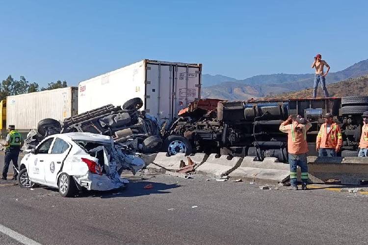 Neblina provoca cadena de accidentes y paraliza la autopista