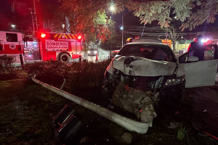 Conductor derriba semáforo y cae a un socavón al intentar huir