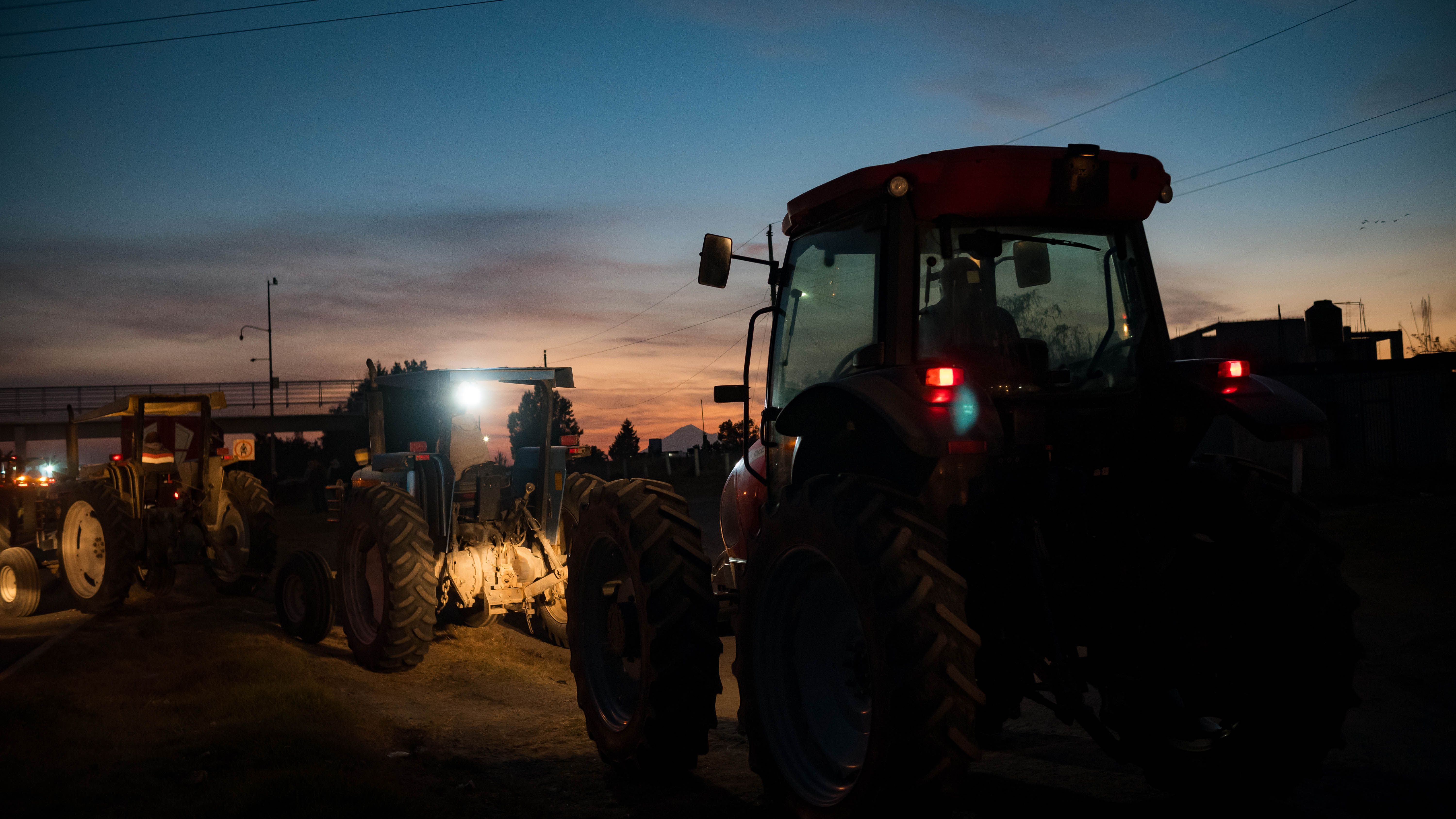 Agricultores bloquean puentes internacionales por Ley de Aguas