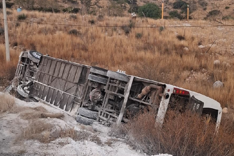Volcadura de autobús deja varios lesionados en Lagos de Moreno