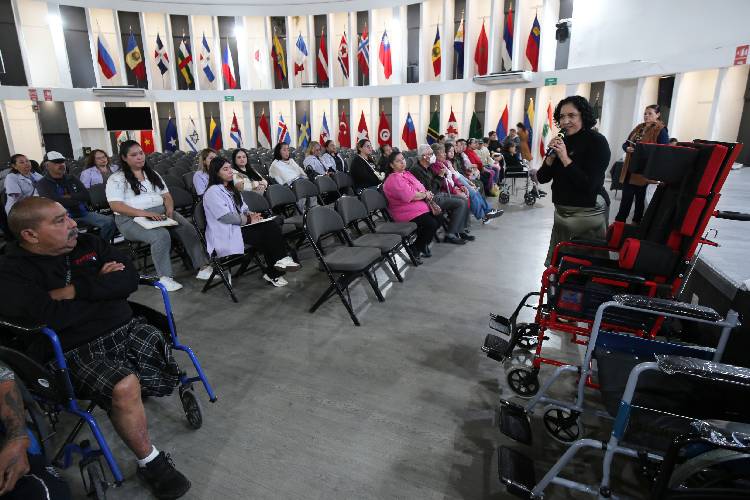Entregan auxiliares auditivos y sillas de ruedas