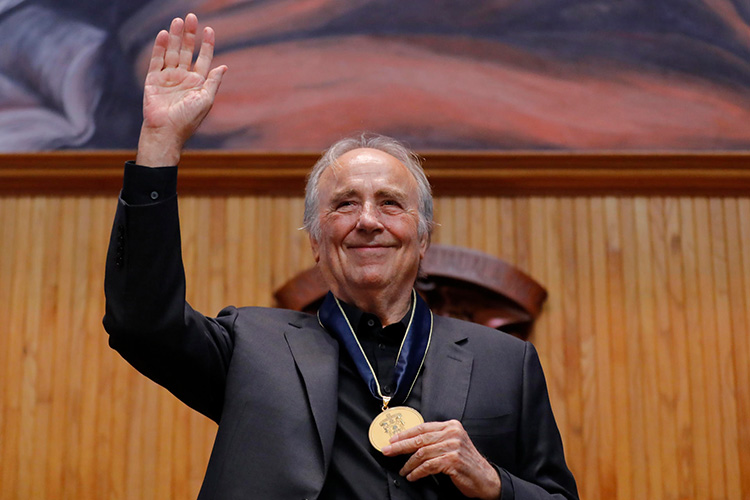 Serrat fortalece su cadena de amor 