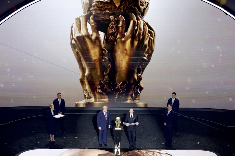 Donald Trump fue galardonado con el primer premio FIFA de la Paz