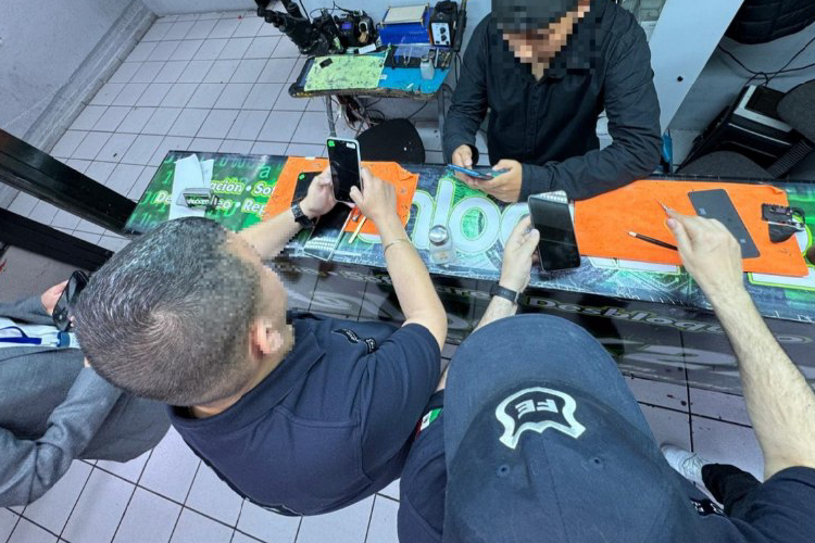 Realizan operativos en plazas de tecnología