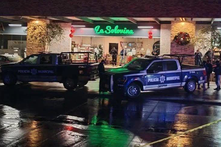 Hombre es asesinado a balazos frente a restaurante