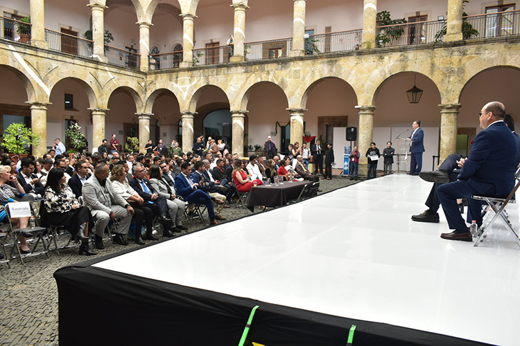 Diputados gastan millones en foros