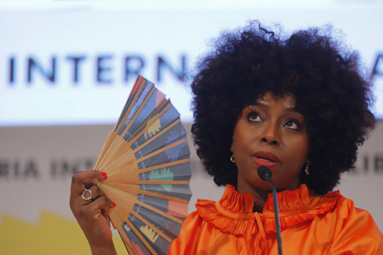 Chimamanda Ngozi reivindica el poder de la literatura para romper estereotipos