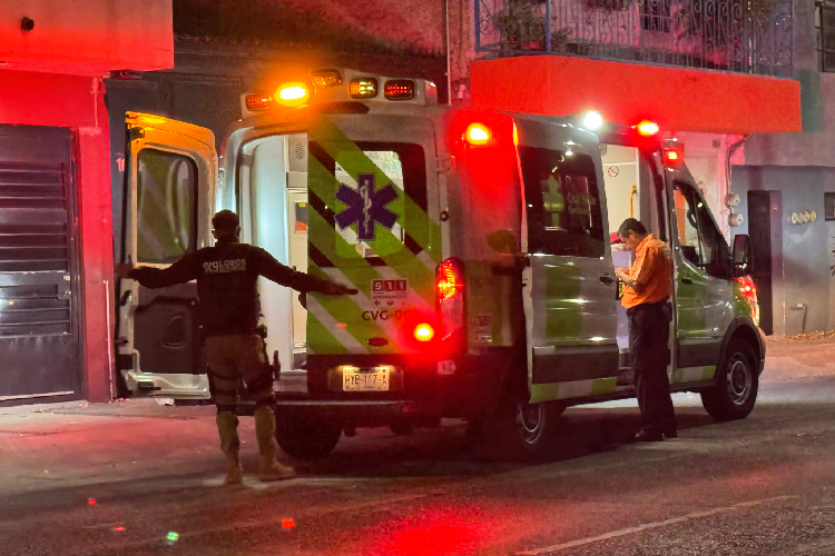 Hombre salta de un puente peatonal para escapar de ladrones