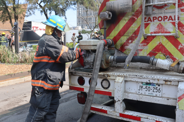 Bomberos controlan incendio en centro nocturno de la colonia Providencia en Guadalajara