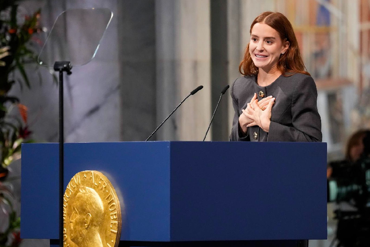Ana Corina Sosa, hija de la Nobel de la Paz, recibió el galardón a nombre de su madre