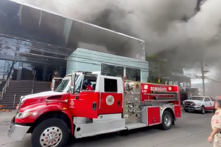 Incendio en bar de Guadalajara moviliza a bomberos