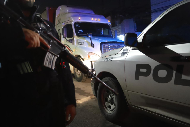 Detienen a 13 con mercancía robada