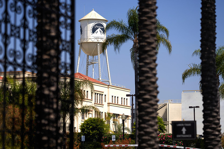 CEO de Paramount pone presión a Warner Bros