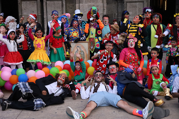 Payasos celebran su día con peregrinación