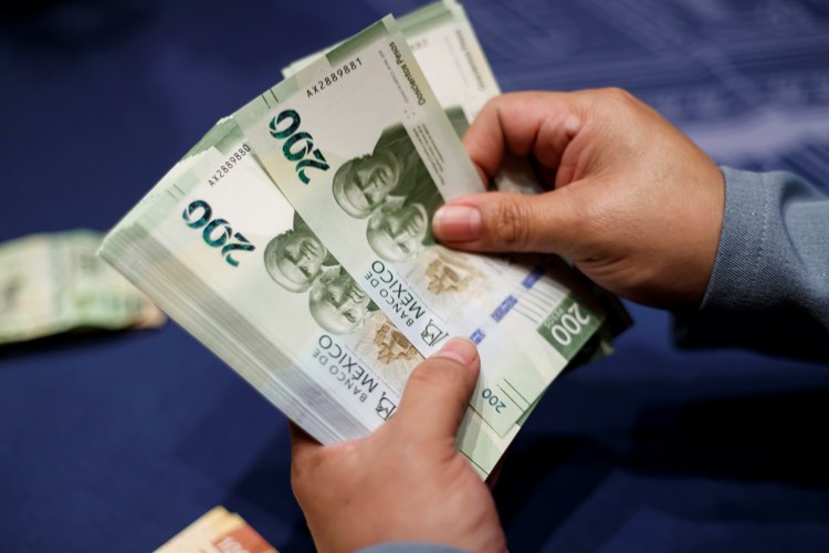 El peso se fortalece: roza ya las 17 unidades por dólar