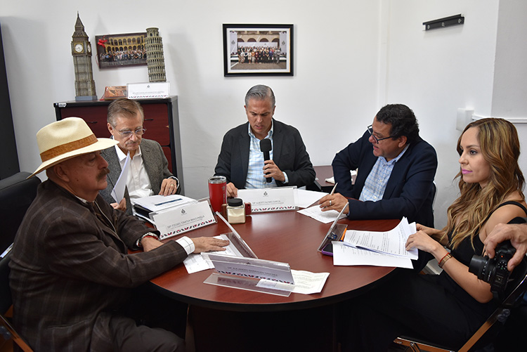 Comisión avala listas de aspirantes para tres cargos