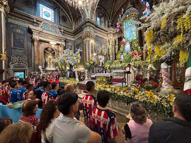 Guadalupanos acuden a dar gracias a La Morenita 