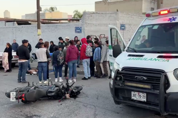 Menores en moto se impactan en auto