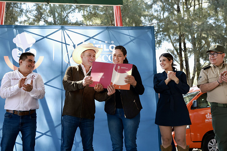 Entregan apoyos a afectados por lluvias 