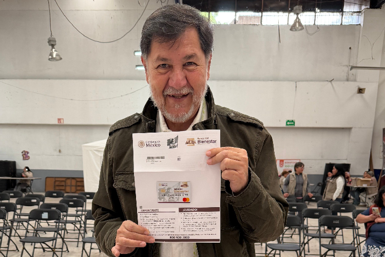 Noroña presume su tarjeta de la Pensión del Bienestar