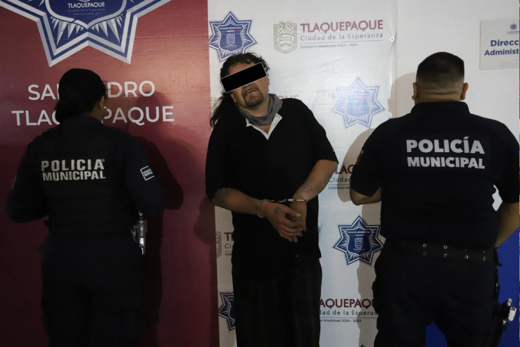 Recuperan camioneta de paquetería y detienen a asaltante