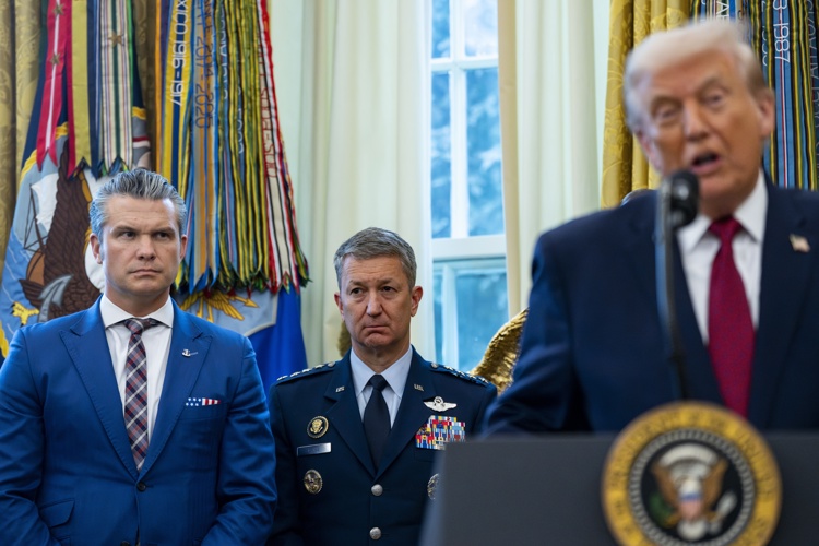 Trump ordena bloqueo total a los petroleros sancionados que entren y salgan de Venezuela