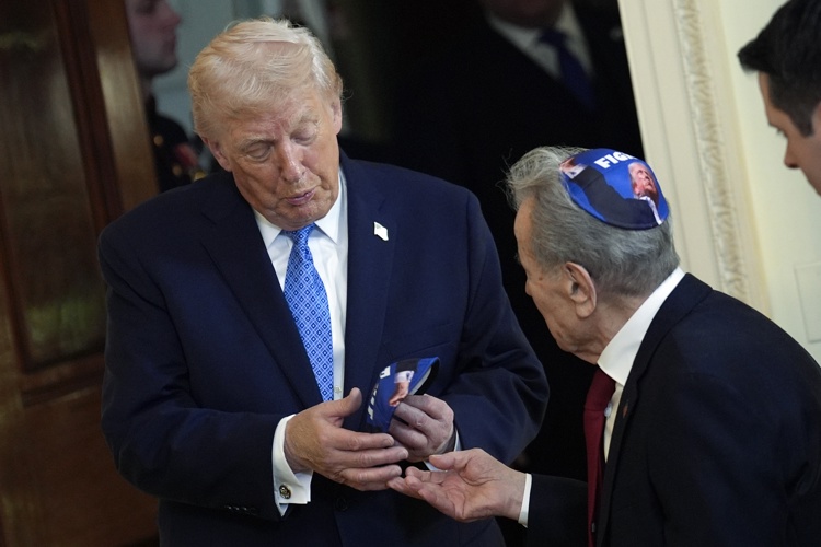 Trump ofrece fiesta de janucá en la Casa Blanca