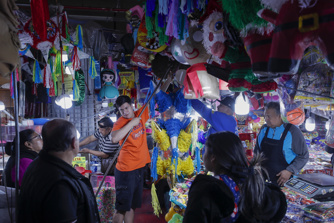 Alza de precios golpea al arte de las piñatas navideñas 