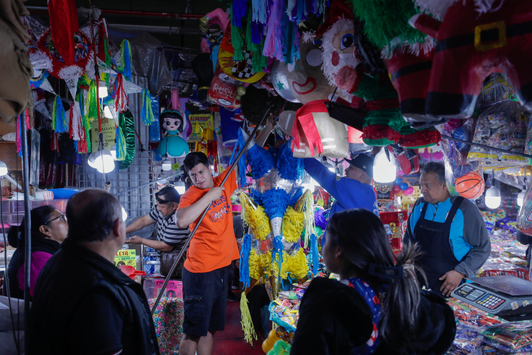 Alza de precios golpea al arte de las piñatas navideñas 