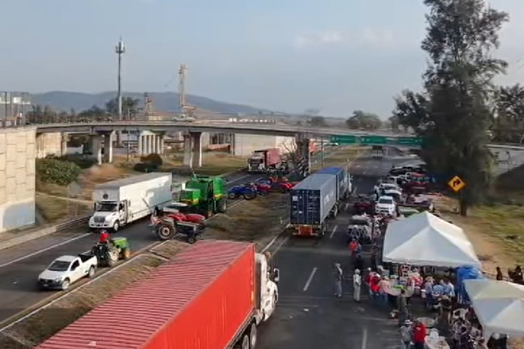 Reabren la carretera Guadalajara–Colima tras más de 12 horas cerrada por volcadura de pipa