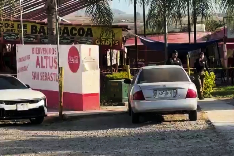 Hombre se suicida tras asesinar a mujer mientras discutían en restaurante