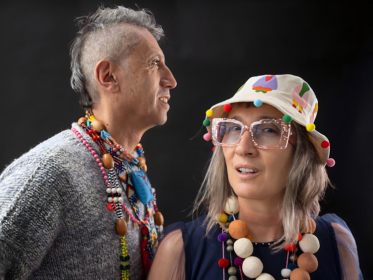 No reniegan de la vejez, sino que le cantan