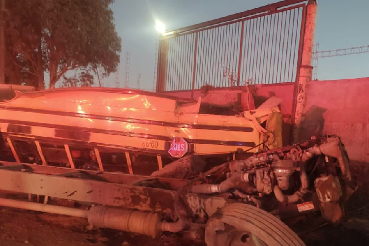 Vuelca camión de jornaleros en Zacatecas; deja cinco muertos y al menos 16 heridos