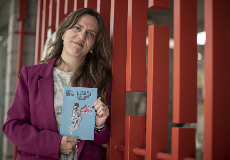 Daniela Tarazona imagina una máquina del tiempo hecha de papel en El corazón habitante