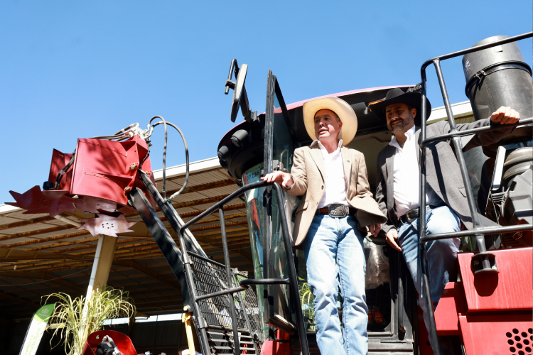 Moderniza Gobierno de Jalisco al campo cañero con entrega de maquinaria de última generación