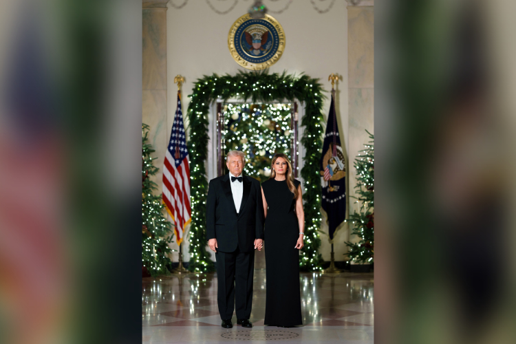 Serios, vestidos de negro y entre luces navideñas: la postal de Navidad de los Trump