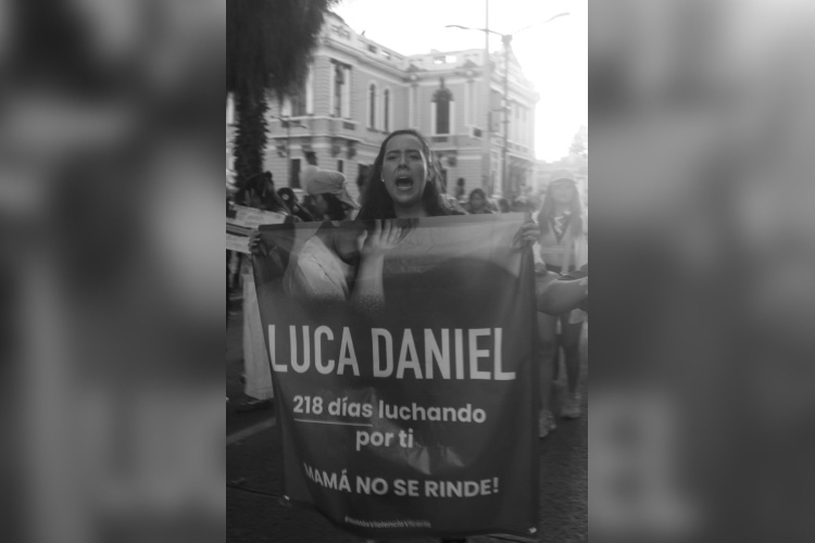 Le impiden ver a su hijo