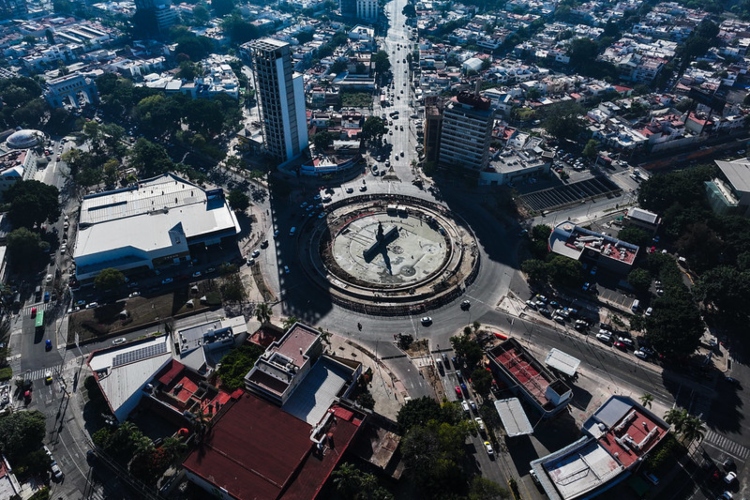 Aplican cierres viales en Glorieta Minerva por obras