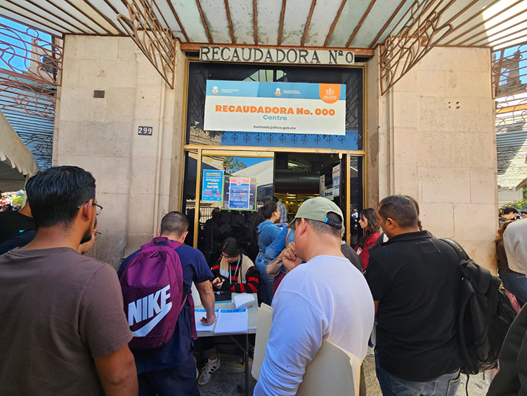 Cientos de tapatíos acuden a pagar en último día hábil