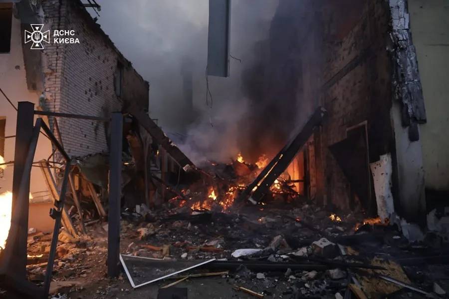 Rusia bombardea Kiev, previo al encuentro de Trump y Zelensky