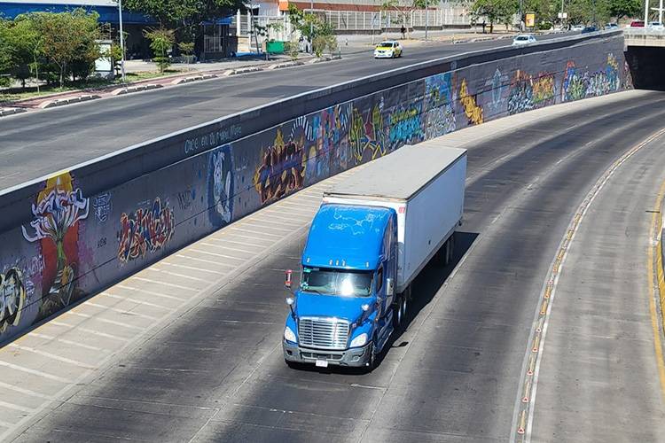 Inseguridad de trasnportistas en carreteras de Jalisco incide en el costo de productos