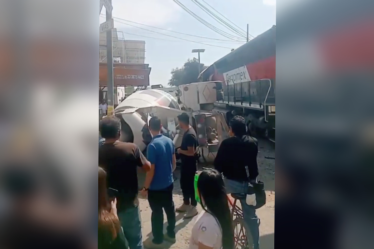 Tren embiste a camión revolvedor en Las Juntas
