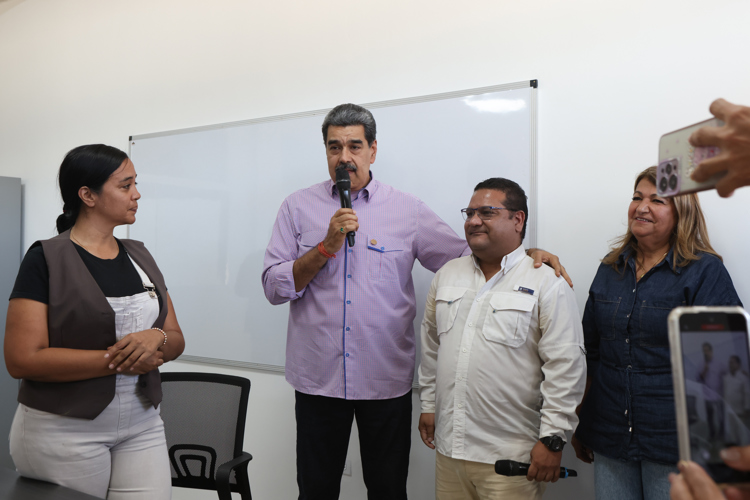 Maduro acusa a Estados Unidos de lanzar noticias falsas